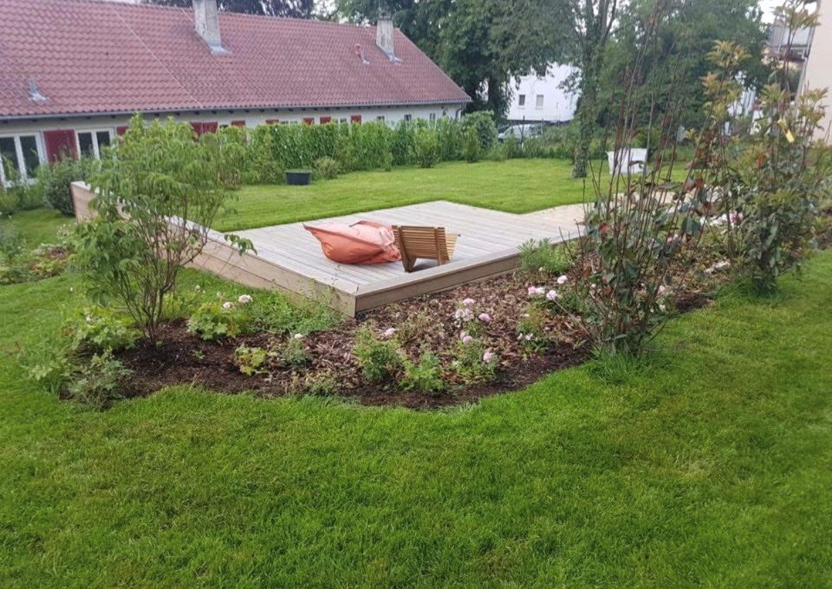Gartenanlage mit Rasen und Terrasse