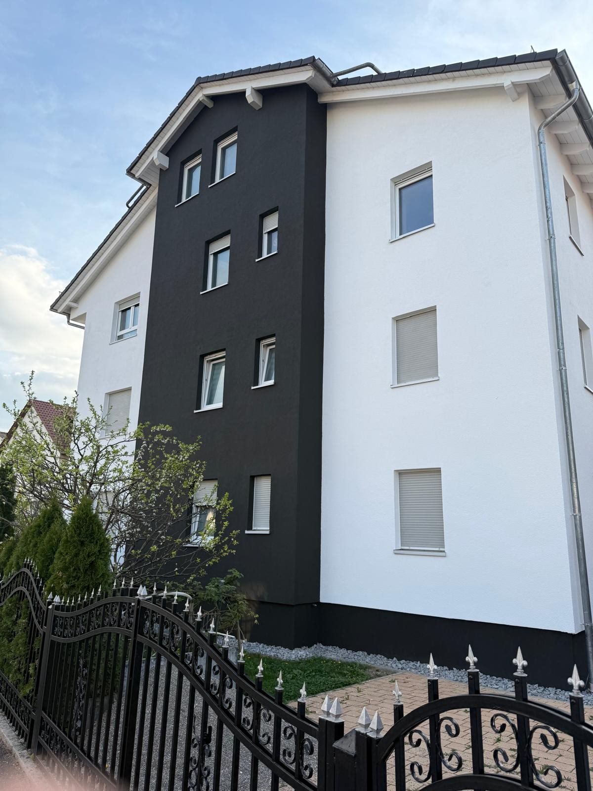 Schwarz-weiße moderne Fassade mit Zaun