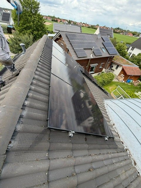 PV-Module während der Dachmontage