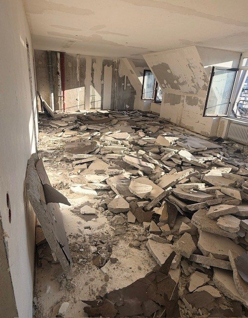 Innenraum während Rückbau und Entkernung mit Bauschutt