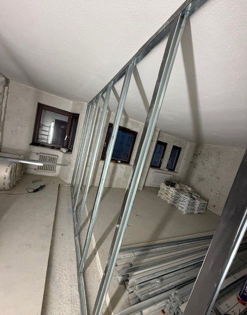 Innenraum mit Metallständerwerk